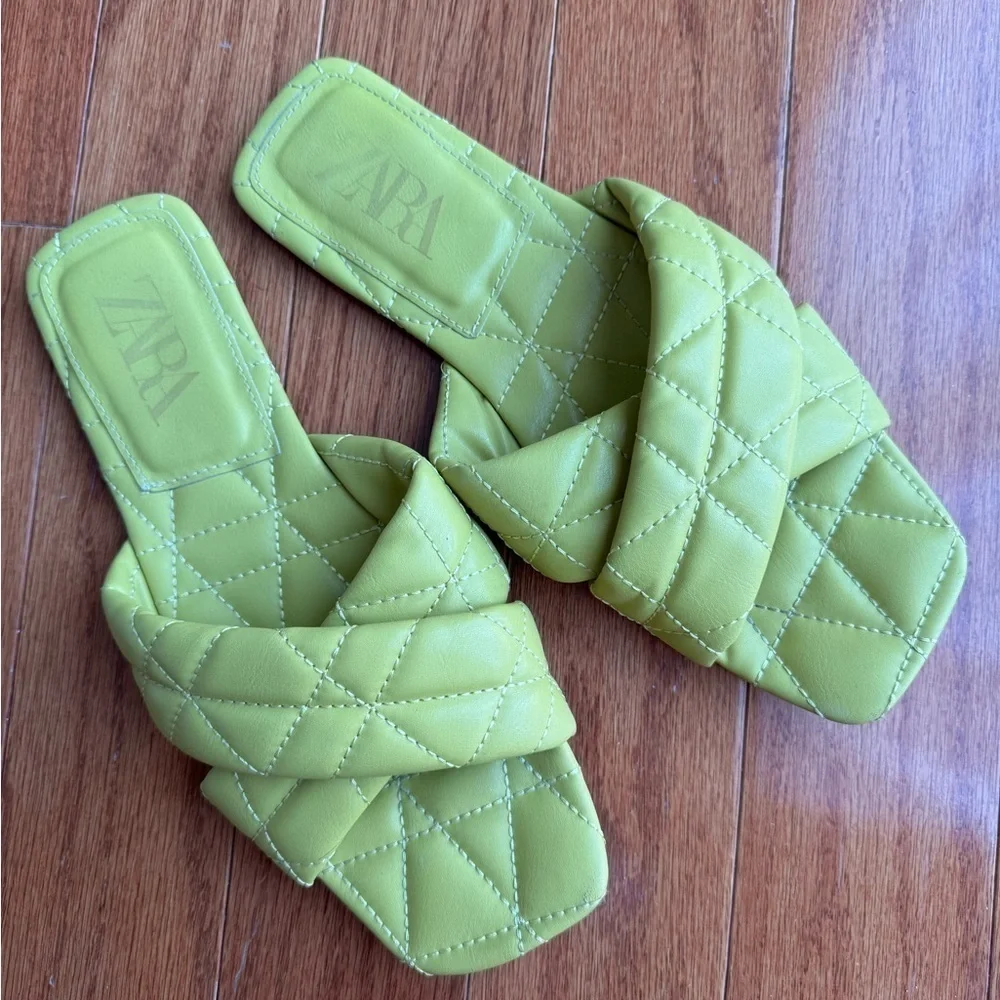 Zara BLOGGERS FAVORITE Lime Green Quilted Flat Sandals - Picture 7 of 10